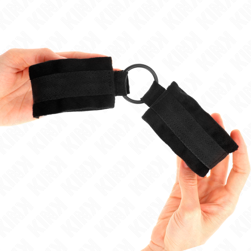 KINK WRIST RESTRAINT Manchettes Débutant Fourrure 25 Cm O-Ring 4 Cm Noir Ajust... — vue arrière