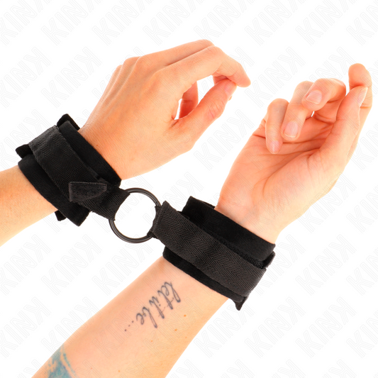 KINK WRIST RESTRAINT Manchettes Débutant Fourrure 25 Cm O-Ring 4 Cm Noir Ajust... - Aura Intime